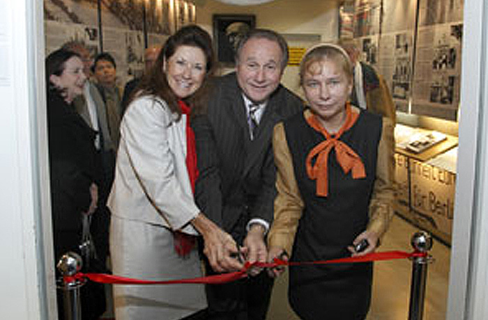 Colleen & Michael Reagan with Alexandra Hildebrandt opening the Reagan exhibit